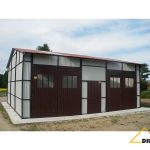 Stahlhalle 9x8 m mit Satteldach und Toren für Fahrzeuge und Lagerung