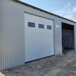 Stahlhalle 11,30 x 9,00 m mit elektrischen Toren und PV-Dach