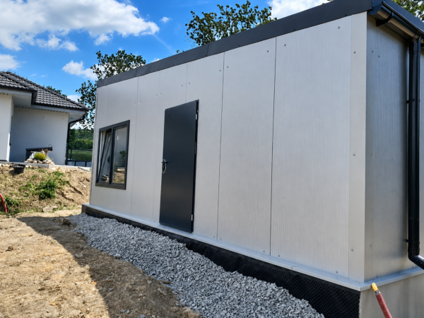 Isolierte Stahlhalle 8x13 m mit PUR-Sandwichpaneelen und Sektionaltor