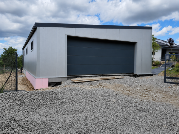 Isolierte Stahlhalle 8x13 m mit PUR-Sandwichpaneelen und Sektionaltor