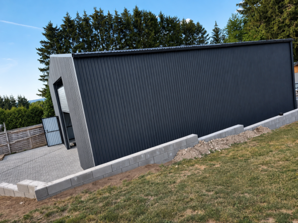 Stahlhalle 10x18 m mit elektrischem Rolltor und Stahlkonstruktion